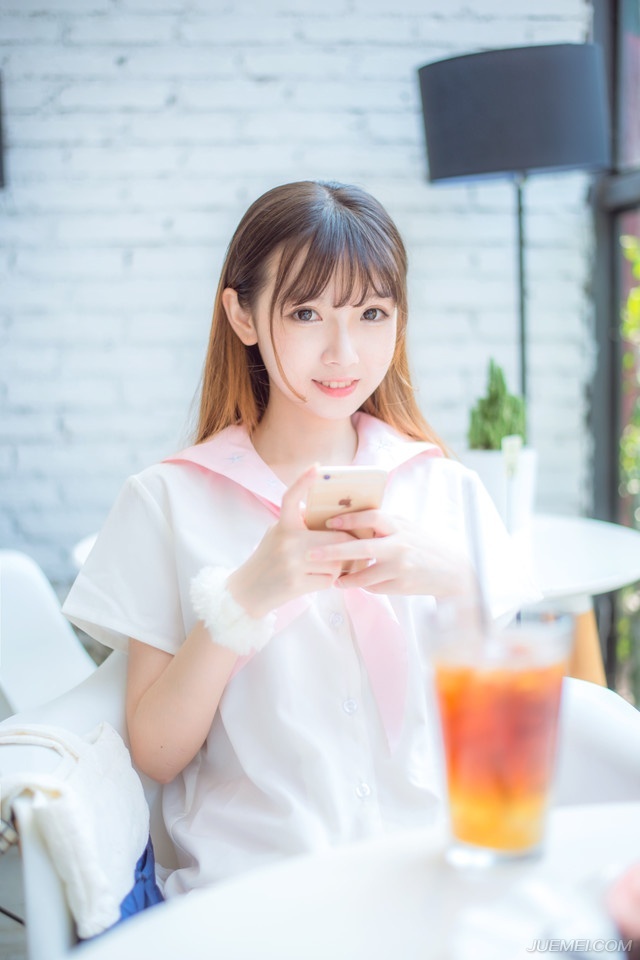 “等等，他不能走！我等……”众人一看刘璋就这么被人带走了，而且丝毫没有在意他们的意思，这怎么行，一名士族带着家丁想要阻拦刘璋车架。